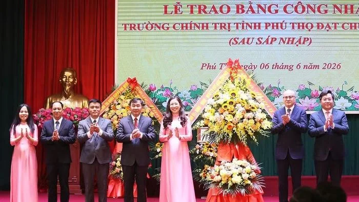 Trường Chính trị Phú Thọ đón Bằng công nhận đạt chuẩn mức 1