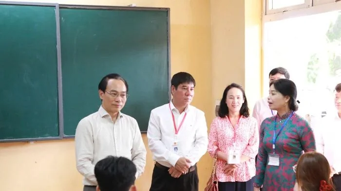 Bộ trưởng Bộ GD&ĐT Hoàng Minh Sơn động viên thí sinh trước Kỳ thi tốt nghiệp THPT