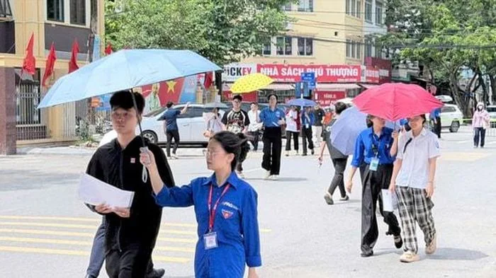 Tuổi trẻ Phú Thượng đồng hành thí sinh vượt 'vũ môn'