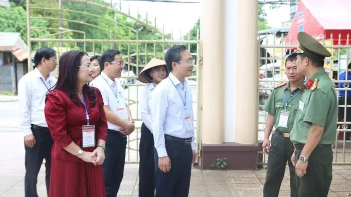 Phó Chủ tịch UBND tỉnh Quảng Trị kiểm tra, động viên lực lượng làm nhiệm vụ thi