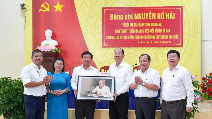 Bí thư Tỉnh ủy Nguyễn Hồ Hải làm việc với hai trường THPT trọng điểm