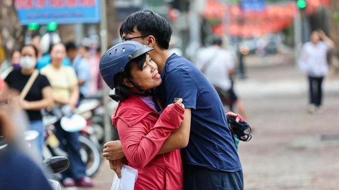 Nụ hôn, cái ôm và những khoảnh khắc xúc động trước cổng trường thi tốt nghiệp