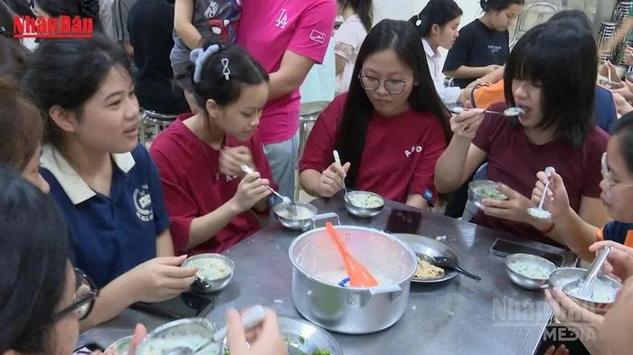 [Video] Nồi cháo nghĩa tình tiếp sức thí sinh dân tộc thiểu số xứ Lạng