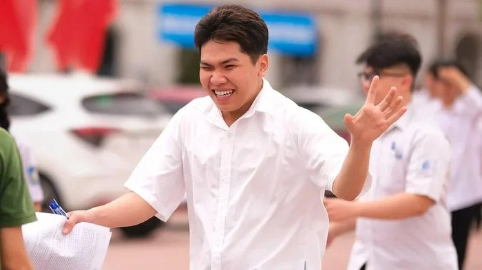Nhiều cảm xúc sau môn thi Ngữ văn, nhiều sĩ tử đánh giá đề phân hóa cao, dự đoán đạt 7 điểm