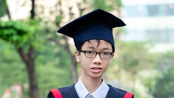 Thủ khoa Toán Trường THPT Chuyên Đại học Sư phạm: Bố dọa cắt cầu dao vì học muộn