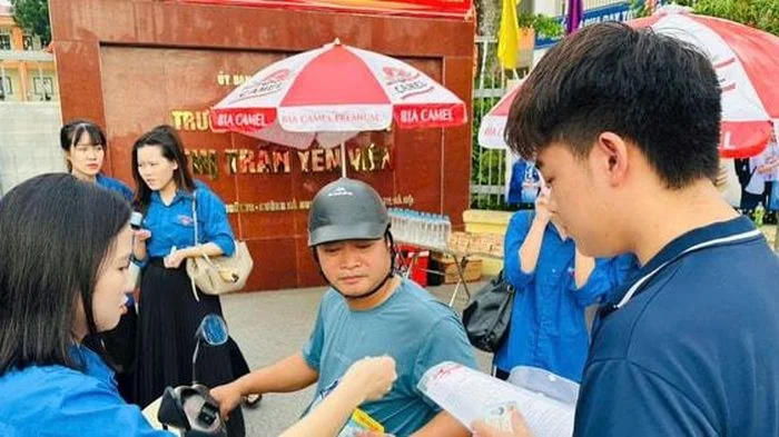 Điểm chờ nghĩa tình tiếp sức thí sinh vượt 'vũ môn'