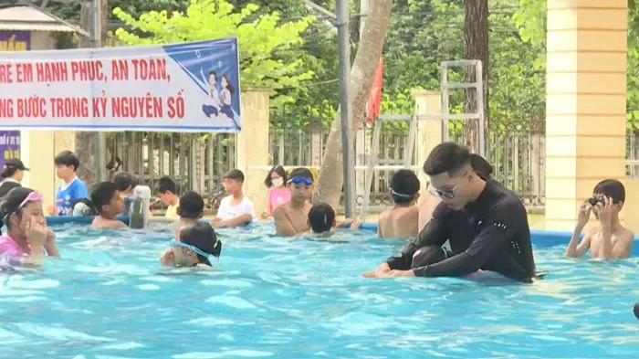 Xã Bất Bạt phổ cập bơi an toàn cho trẻ em trong dịp hè