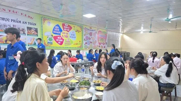 Ngôi trường trở thành điểm ăn nghỉ miễn phí cho sĩ tử vùng biên