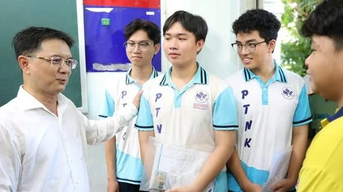 Lãnh đạo Tp.HCM động viên các thí sinh trước giờ thi tốt nghiệp THPT
