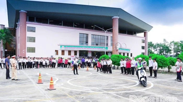 Trang bị kiến thức pháp luật, kỹ năng an toàn giao thông cho học sinh, vận động viên