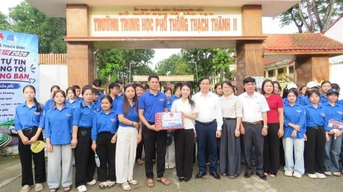 Tỉnh đoàn Thanh Hóa tặng quà đội hình tình nguyện 'tiếp sức mùa thi'