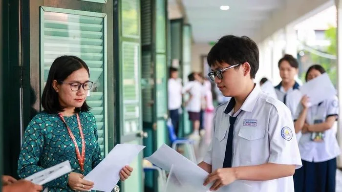 Đề thi tốt nghiệp THPT 2026: Tiếng Anh nhiều thí sinh than khó, Vật lý dễ đạt điểm khá