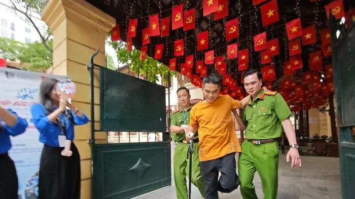 Hình ảnh đẹp tiếp sức mùa thi của lực lượng Công an Thủ đô