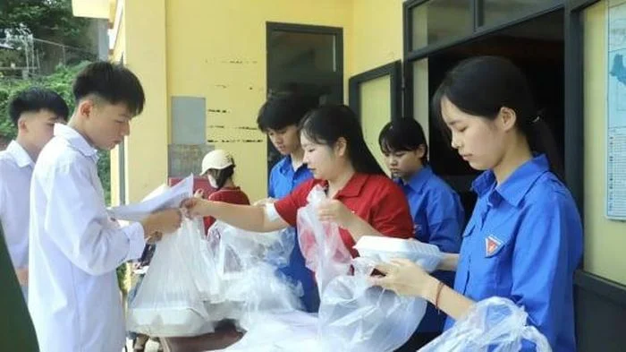 Những suất cơm miễn phí tiếp sức mùa thi tại điểm thi miền núi, biên giới Quảng Ninh