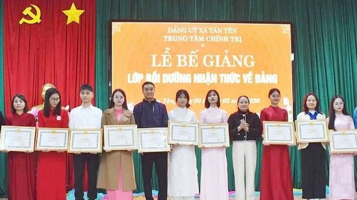 Gắn lý luận với thực tiễn trong giáo dục chính trị