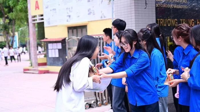 Sắc xanh tình nguyện lan tỏa yêu thương nơi trường thi