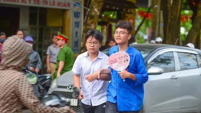 'Áo xanh' đồng hành cùng sĩ tử Thanh Hóa thi vào lớp 10