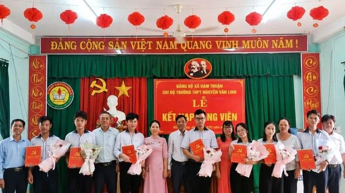 Ươm mầm tương lai từ những 'hạt giống đỏ'