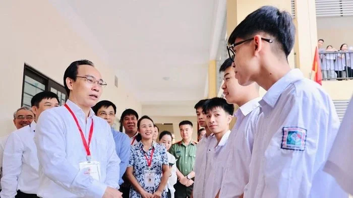 Bộ trưởng Hoàng Minh Sơn: Bình tĩnh xử lý mọi tình huống, đặt quyền lợi chính đáng của thí sinh lên hàng đầu