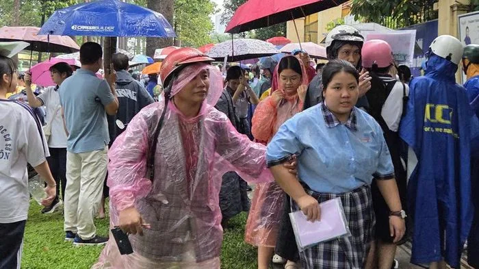 Đề thi lớp 10 chuyên lý có sai sót, thí sinh được bù thêm giờ