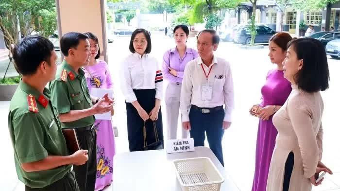 Sẵn sàng đón thí sinh đến làm thủ tục dự thi tốt nghiệp THPT năm 2026