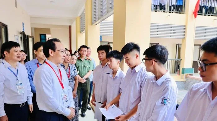 Bộ trưởng GD-ĐT: Giám thị vừa tạo tâm lý thoải mái cho thí sinh, vừa thực hiện nghiêm quy định