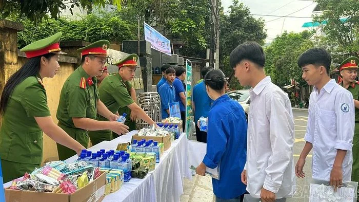 Tiếp sức mùa thi: Lan tỏa tinh thần sẻ chia