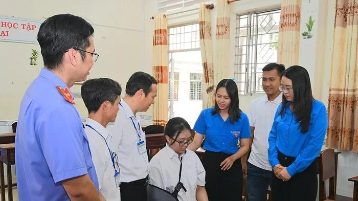 'Đôi tay' đặc biệt viết tiếp giấc mơ đại học cho nữ sinh tại Cà Mau