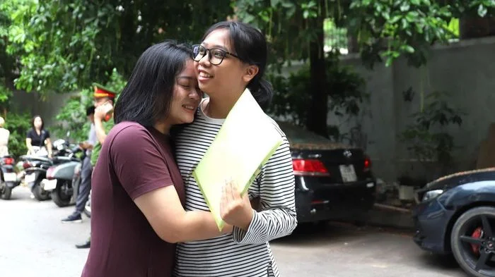 Thi tốt nghiệp THPT 2026: Những trái tim người mẹ 'thi theo con' bên cổng trường