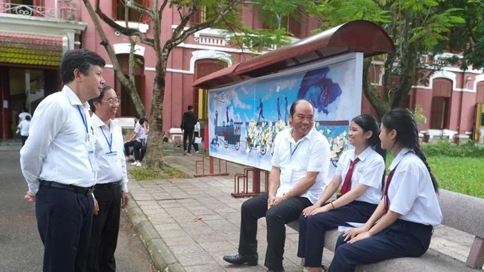 Lãnh đạo thành phố kiểm tra, động viên thí sinh trước giờ thi tốt nghiệp trung học phổ thông