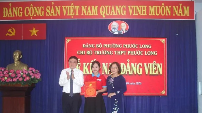 Nữ sinh lớp 12 xúc động khi được kết nạp Đảng trước kỳ thi tốt nghiệp