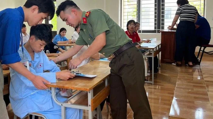 Vừa mổ ruột thừa, nam sinh vẫn quyết đi thi lớp 10 và cái kết khiến nhiều người xúc động