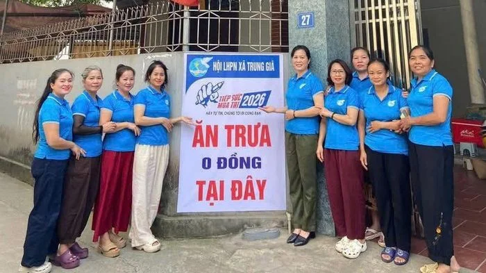 Hà Nội: Hội viên phụ nữ xã Trung Giã chuẩn bị 200 suất ăn '0 đồng' tiếp sức mùa thi