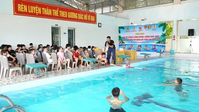 Huế mở lớp dạy bơi miễn phí cho trẻ em