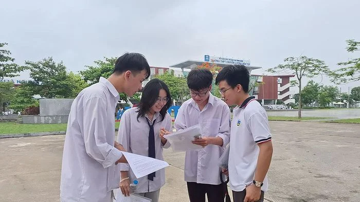 Thí sinh Ninh Bình hoàn thành bài thi môn Ngữ văn Kỳ thi Tốt nghiệp THPT năm 2026