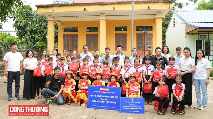 Tạp chí Công Thương trao 20 bộ máy tính tặng học sinh Tuyên Quang trong Chương trình 'Niềm vui cho em 2026'