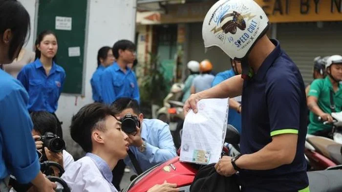 Người cha làm 'đôi chân' đưa con đến phòng thi tốt nghiệp THPT 2026