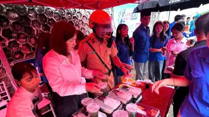 Ấm lòng những suất cơm nghĩa tình mùa thi vùng biên giới