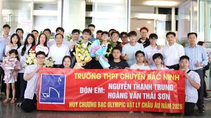 Bắc Ninh đón 2 học sinh giành Huy chương Bạc Olympic Vật lí châu Âu 2026 trở về từ Thụy Điển