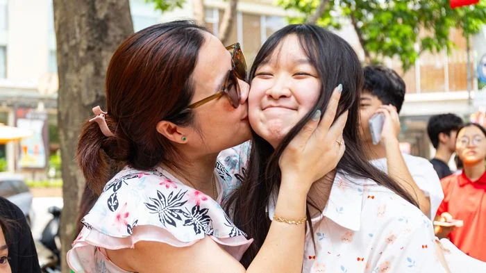 Những cung bậc cảm xúc khép lại kỳ thi lớp 10 tại Hà Nội