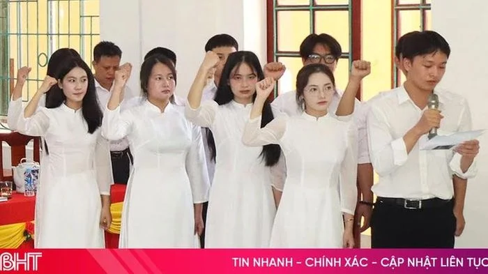 Ngôi trường nổi tiếng ở Đức Thọ có thêm 37 học sinh ưu tú đứng vào hàng ngũ của Đảng