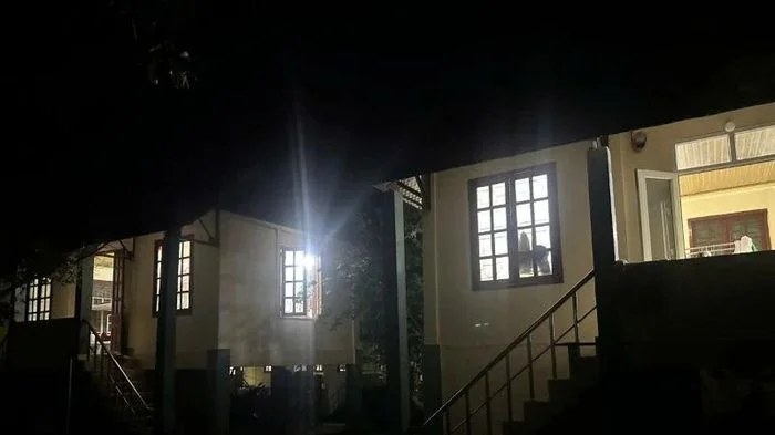 Sáng ánh đèn ở làng học sinh Mường Lát trước ngày thi tốt nghiệp THPT