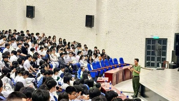 Giúp trẻ vững vàng trên không gian mạng