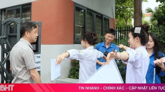 Cận cảnh quy trình rà quét thiết bị điện tử, bảo đảm kỳ thi công bằng, nghiêm túc