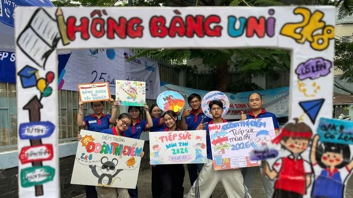 Những lời cổ vũ sĩ tử ấn tượng của sinh viên tình nguyện