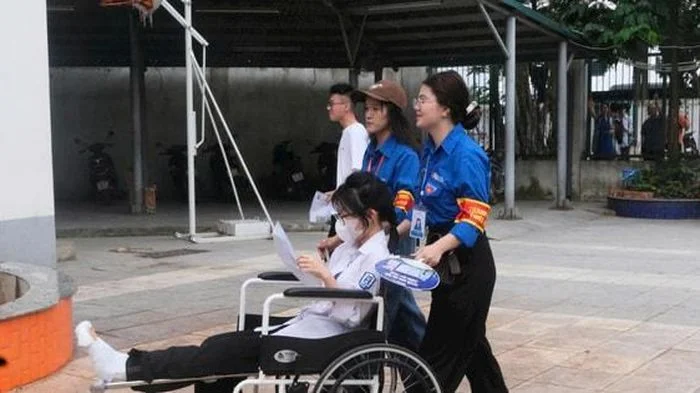 Thí sinh đặc biệt tại điểm thi Phú Thượng được hỗ trợ kịp thời