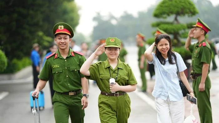 Gần 300 học sinh học kỹ năng sinh tồn, thoát hiểm tại Học viện Cảnh sát Nhân dân