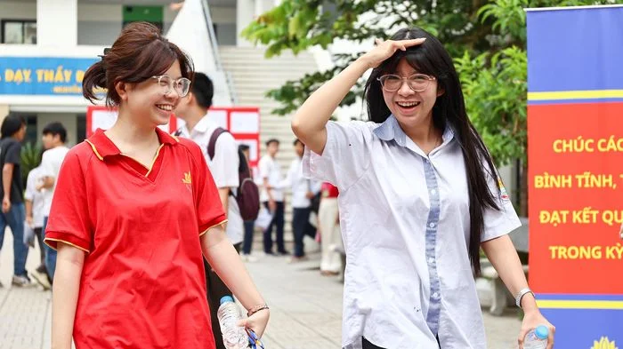 Từ hồi hộp vào phòng thi đến nụ cười ngày kết thúc kỳ thi tốt nghiệp THPT 2026