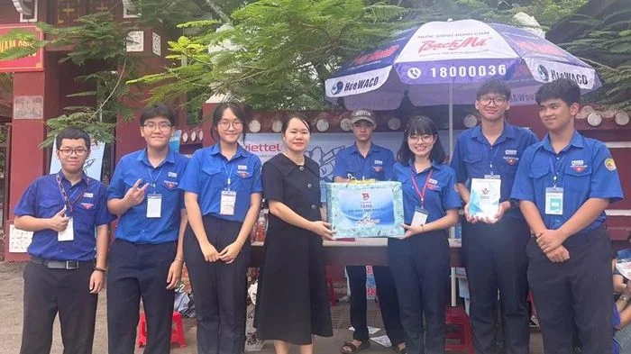 Thăm, tặng quà các đội hình tình nguyện 'Tiếp sức mùa thi'