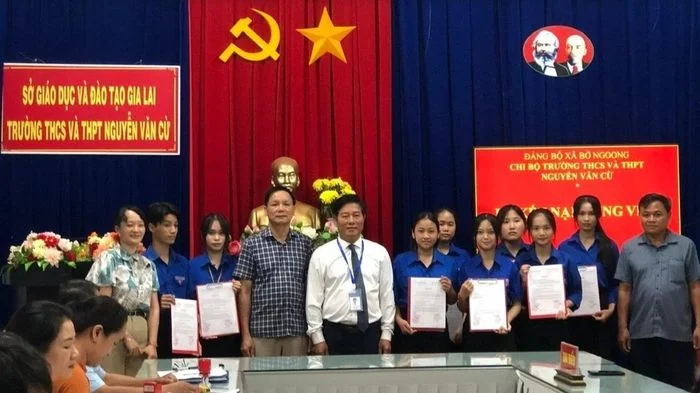 Chi bộ Trường THCS và THPT Nguyễn Văn Cừ kết nạp 9 học sinh vào Đảng